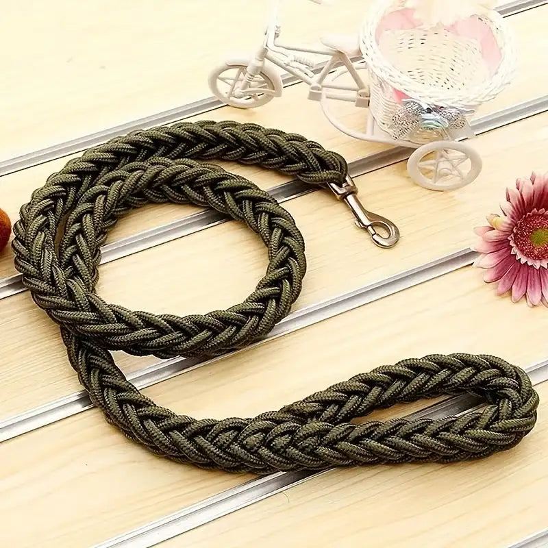 Comfort-Strong 5-Foot Braided Dog Leash: Ideal for Effective Training & Enjoyable Walks. Durability Meets Comfort